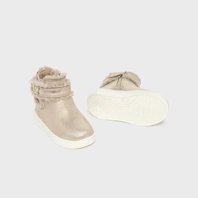 Μποτάκι με γούνινες λεπτομέρειες για κοριτσάκια από 9-24 μηνών, από την καινούρια συλλογή της Mayoral. Το μποτάκι αυτό είναι σε σαμπανιζέ απόχρωση και έχει γούνινες λεπτομέρειες. Η σόλα του είναι λευκή, έχει λουράκι και κλείνει στα πλάγια με φερμουάρ. Συνδυάστε το με μπλουζάκι και παντελόνι της εταιρείας, για εντυπωσιακές εμφανίσεις.
Λουράκι
Σαμπανιζέ
Μποτάκι με γούνα Mayoral
Φερμουάρ
70% Ινα πολυουρεθανης 30% Πολυεστερας LINING AND INSOLE: 51% Aνακυκλωμενο βαμβάκι 49% Βαμβακι SOLE: 100% Καουτ