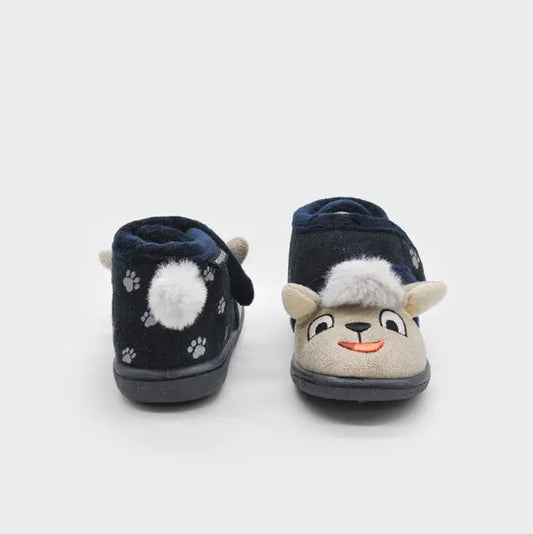 Το Παιδικό Παντοφλάκι για Αγόρι Mayoral είναι ανατομικό με χρώμα μπλε. Περιλαμβάνει τα εξής χαρακτηριστικά:
Χαριτωμένο σχέδιο ζωάκι που το καθιστά αγαπημένο κομμάτι της καθημερινότητας των παιδιών.
Εσωτερική γούνινη επένδυση που προσφέρει ζεστασιά.
Πάτος από γουνάκι που παρέχει βελούδινη αίσθηση και άνεση.
Ανατομική εφαρμογή για σωστή στήριξη του ποδιού.
Εύκαμπτη αντιολισθητική σόλα για σταθερότητα κατά τη διάρκεια της κίνησης.