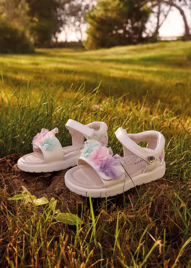 παιδικό σανδάλι κοριτσιού mayoral λευκό με τούλινα λουλουδάκια άνετο για καλοκαιρινές εμφανίσεις