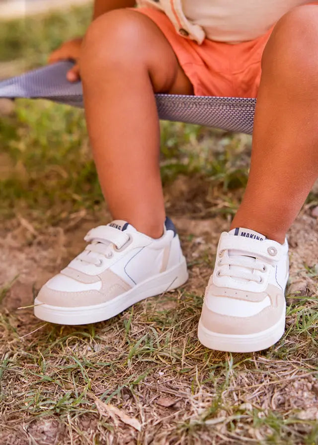 Η πλαϊνή όψη από το αγορίστικο sneaker Mayoral σε νούμερο 20-37.
