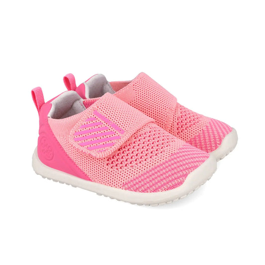 Βρεφικό sneaker Biomecanics για κορίτσι με ανατομική σόλα και κλείσιμο σκρατς.