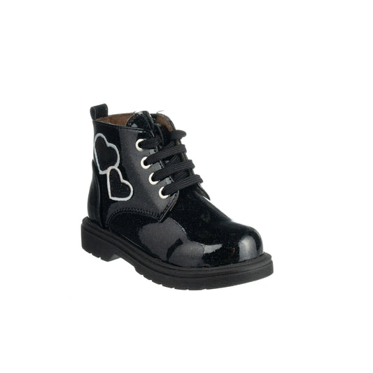 Το παιδικό μποτάκι Scarpy με καρδιές και γκλίτερ έχει σχεδιαστεί για καθημερινή χρήση, προσφέροντας άνεση, σταθερότητα και αντοχή. Η κατασκευή του εξασφαλίζει σωστή εφαρμογή στο πόδι, ενώ το μαλακό εσωτερικό συμβάλλει στη διατήρηση της θερμοκρασίας τους τους κρύους μήνες.
Η αντιολισθητική σόλα προσφέρει ασφάλεια στο περπάτημα, τόσο σε εσωτερικούς όσο και σε εξωτερικούς χώρους. Το πρακτικό κλείσιμο επιτρέπει εύκολη εφαρμογή και σταθερό κράτημα του ποδιού. Οι διακριτικές λεπτομέρειες με καρδιές και γκλίτερ π