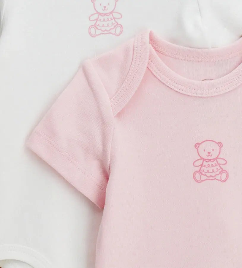 Σετ δύο βρεφικών κορμακιών κοντομάνικων από interlock βαμβάκι
Βρεφικό body με αρκουδάκι σε αντίθεση στο μπροστινό μέρος
Λεπτομέρεια κουμπιών στο καβάλο σε βρεφικό κορμάκι
Μαλακές ραφές σε μανίκια και πόδια για άνετη εφαρμογή