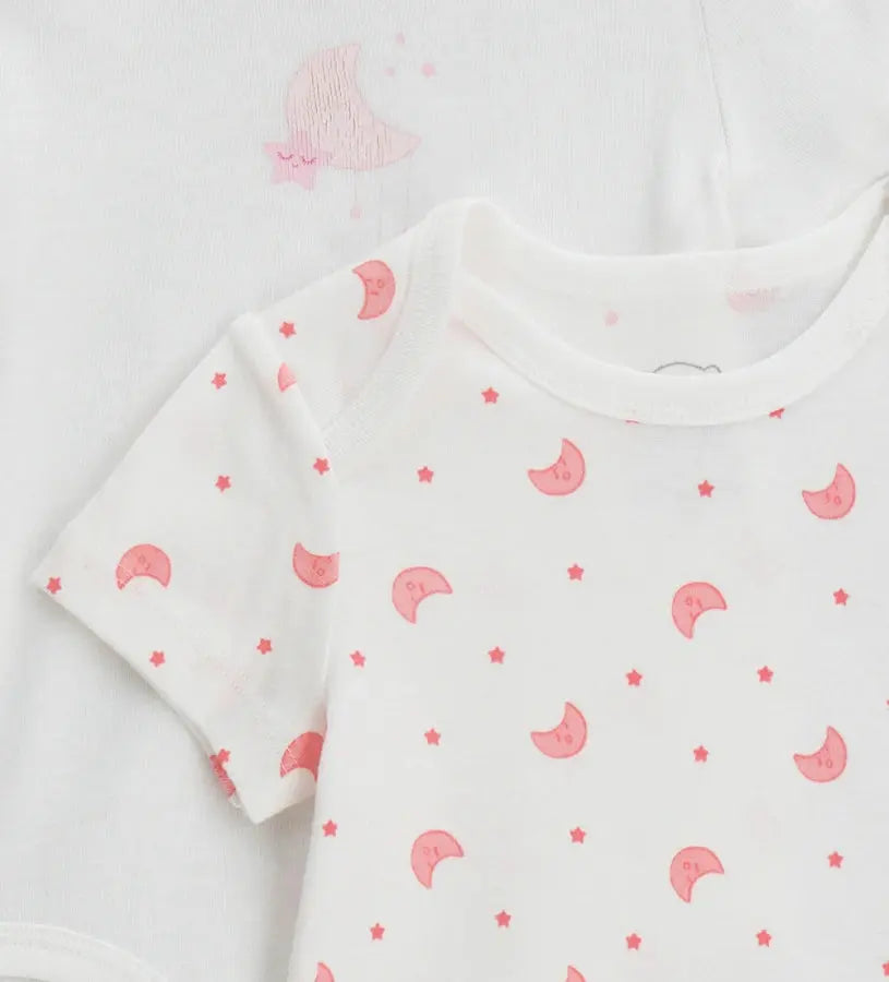 Σετ δύο βρεφικών κορμακιών costina από 100% βαμβάκι σε απαλές αποχρώσεις
Βρεφικό body με στάμπα all over από βαμβάκι costina
Βρεφικό κορμάκι με cartoon στάμπα στο μπροστινό μέρος
Λεπτομέρεια κουμπιών στο καβάλο σε βρεφικό κορμάκι