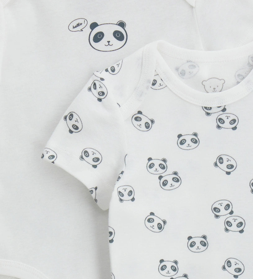 Σετ δύο κοντομάνικων κορμάκια από βαμβακερό ύφασμα ριπ, με απαλά ραψίματα στο ίδιο χρώμα και κλείσιμο στο κάτω μέρος με τρία κουμπιά-σούστες. Το ένα κορμάκι είναι μονόχρωμο με τύπωμα cartoon σε αντίθεση στο μπροστινό μέρος, ενώ το άλλο διακοσμείται με διακριτικό all-over τύπωμα σε τόνους του ίδιου χρώματος. Ένα πρακτικό και άνετο σετ, ιδανικό για την καθημερινότητα του μωρού.