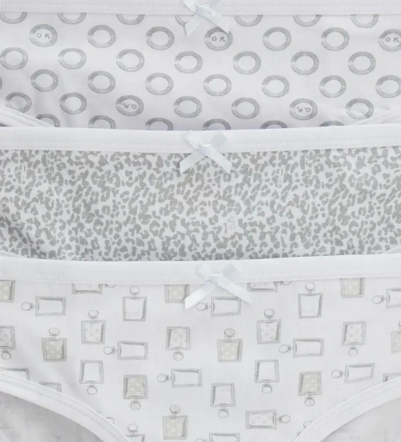 Παιδικό σλιπ από ελαστικό βαμβάκι με φιόγκο και δαντέλα.