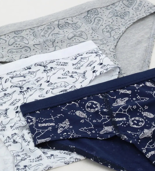 Παιδικό σλιπ σε τρία διαφορετικά σχέδια, με ψηλή ελαστική μέση για άνετη και σταθερή εφαρμογή.