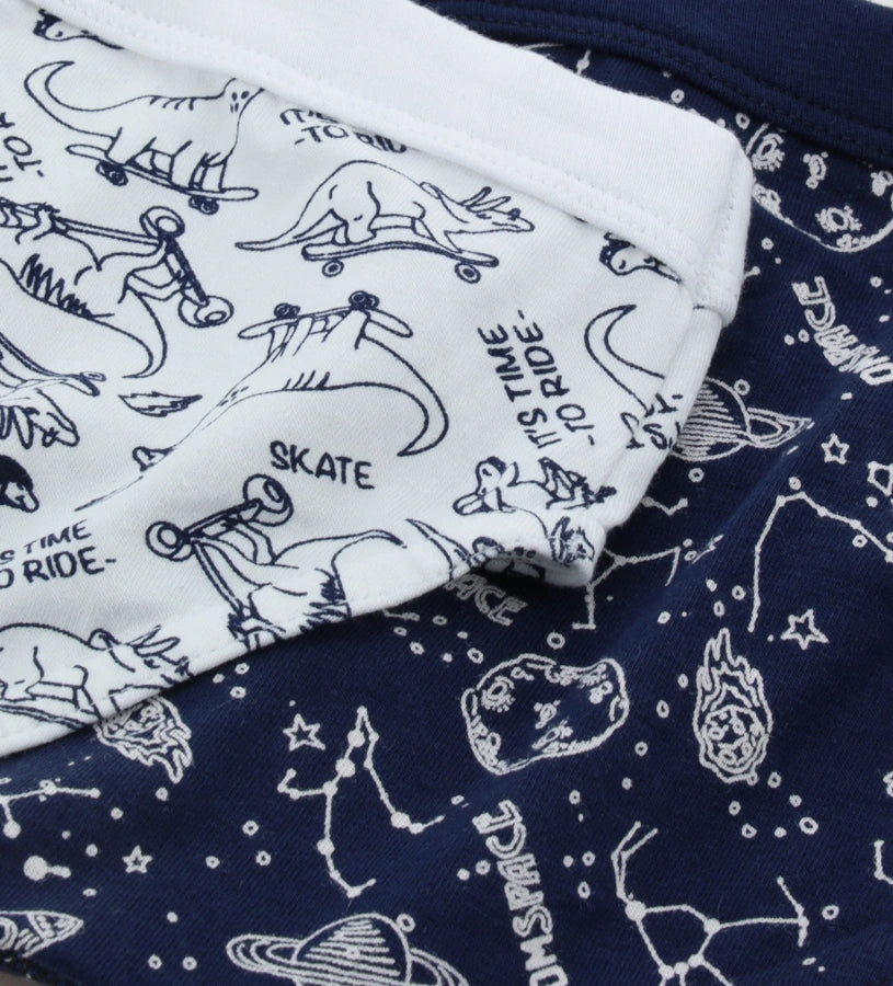 Παιδικό σλιπ σε τρία διαφορετικά σχέδια, με ψηλή ελαστική μέση για άνετη και σταθερή εφαρμογή.