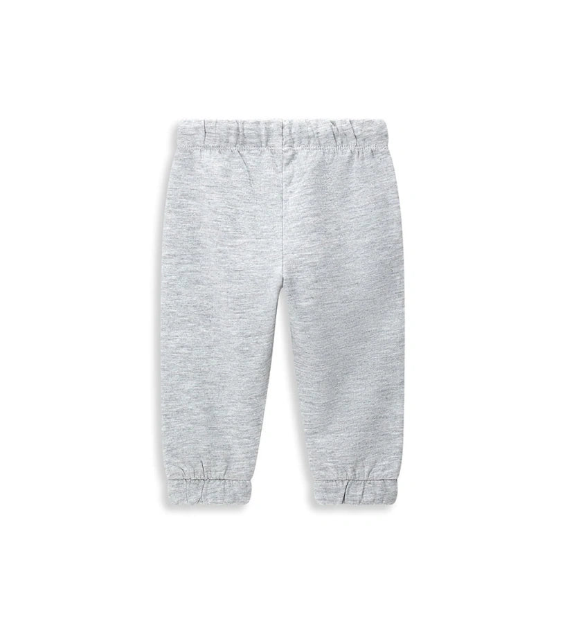 Παιδικό παντελόνι σε γκρι χρώμα από ελαστικό βαμβακερό fleece, ιδανικό για καθημερινή άνεση. Διαθέτει ρυθμιζόμενη μέση με κορδόνι και διακριτικό τύπωμα στο μπροστινό μέρος. Άνετο, πρακτικό και μοντέρνο, ιδανικό για κάθε περίσταση.