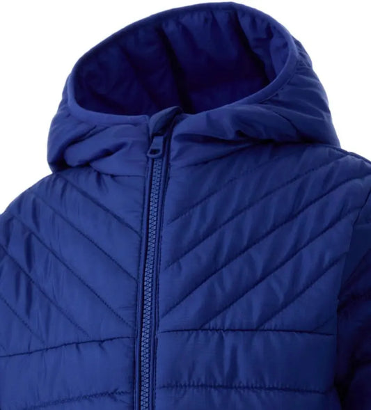 Παιδικό μπουφάν από καπιτονέ και επενδυμένο ripstop νάιλον με κουκούλα για άριστη προστασία από το κρύο. Διαθέτει άνοιγμα με φερμουάρ, τσέπες με φερμουάρ και ελαστικά τελειώματα για τέλεια εφαρμογή. Ένα ζεστό, πρακτικό και μοντέρνο κομμάτι για κάθε χειμερινή εμφάνιση.