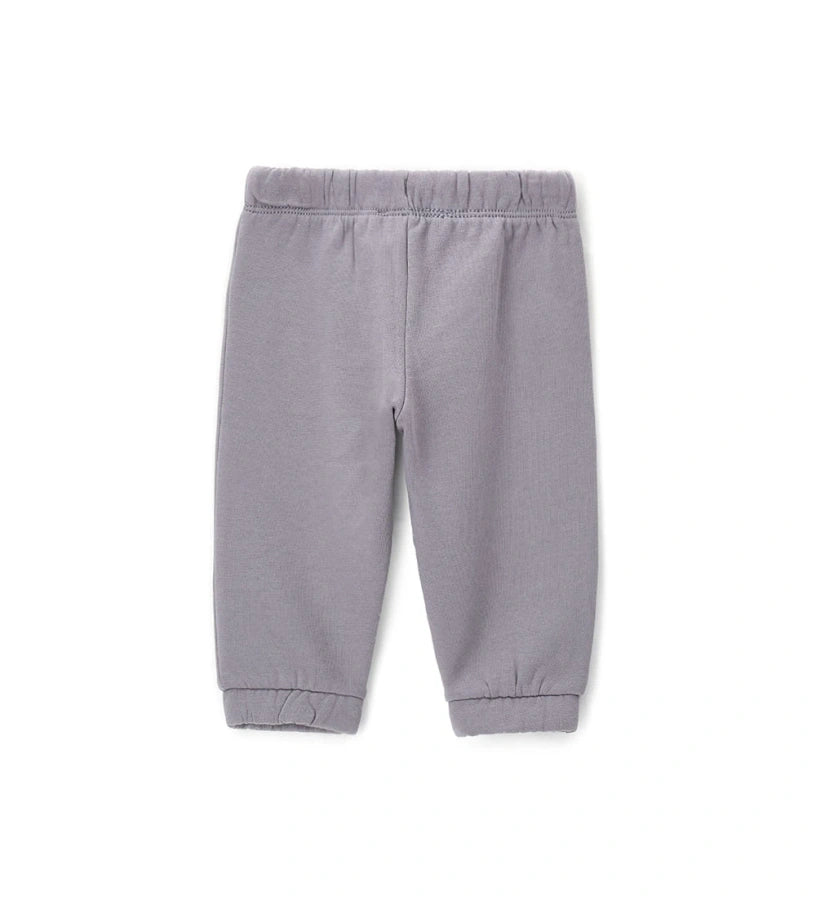 Γκρι παιδικό παντελόνι από ζεστό βαμβακερό fleece, ιδανικό για τις κρύες μέρες του χειμώνα. Διαθέτει ελαστική μέση με ρυθμιζόμενο κορδόνι, λάστιχο στο τελείωμα και πλαϊνό τύπωμα. Άνετο και πρακτικό, συνδυάζει στυλ και λειτουργικότητα για κάθε καθημερινή εμφάνιση.