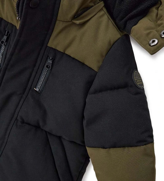 Παιδικό παρκά με κουκούλα από καπιτονέ και επενδυμένο νάιλον, με εσωτερικές λεπτομέρειες από ζεστό fleece για επιπλέον άνεση. Διαθέτει άνοιγμα με φερμουάρ και κουμπιά-σούστες, διακοσμητικές τσέπες με φερμουάρ και ριμπ μανσέτες. Ζεστό, πρακτικό και στιλάτο, ιδανικό για τις κρύες μέρες του χειμώνα.