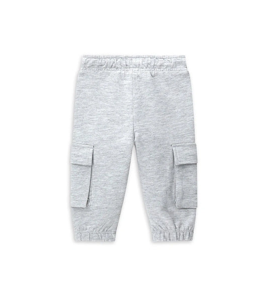 Φόρμα με ελαστικότητα και ρυθμιζόμενη μέση με κορδόνι, ιδανική για καθημερινή άνεση. Διαθέτει πρακτικές τσέπες στα πόδια και σχέδιο μπροστά για ένα δυναμικό και casual look.