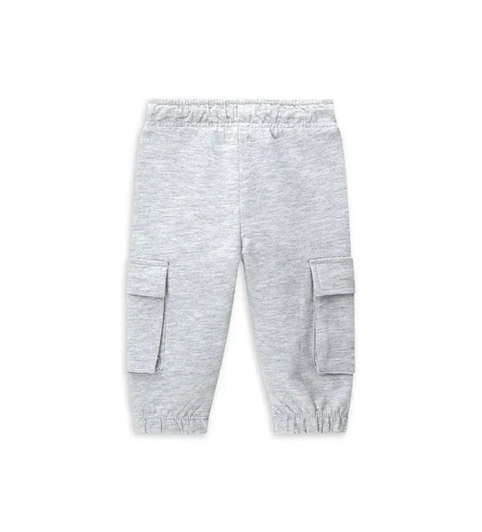 Φόρμα με ελαστικότητα και ρυθμιζόμενη μέση με κορδόνι, ιδανική για καθημερινή άνεση. Διαθέτει πρακτικές τσέπες στα πόδια και σχέδιο μπροστά για ένα δυναμικό και casual look.