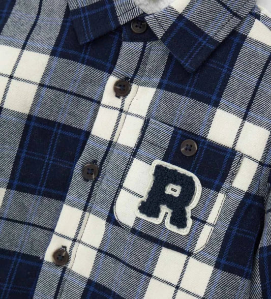 Μαλακό καρό πουκάμισο από φανέλα με εσωτερική γούνα, κλείσιμο με κουμπιά και κεντημένη τσέπη για μια απαλή και στιλάτη πινελιά.