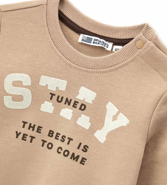 Παιδικό φούτερ από ζεστό βαμβάκι με στρογγυλή λαιμόκοψη και ριμπ τελειώματα, ιδανικό για άνεση και ευκολία στην κίνηση. Διακοσμημένο με τύπωμα στο μπροστινό μέρος. Για τα μικρότερα μεγέθη έως 2–3 ετών διαθέτει άνοιγμα με κουμπί-σούστα για εύκολο ντύσιμο και αλλαγή.