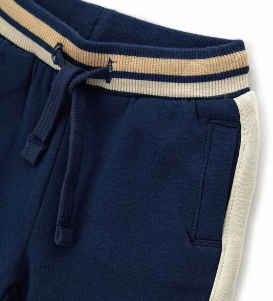 Παιδικό παντελόνι φόρμας από ζεστό βαμβάκι με ρυθμιζόμενη μέση και κορδόνι για άνετη εφαρμογή. Διαθέτει ριμπ τελειώματα από νήμα βαφής και τύπωμα στο πίσω μέρος για μια μοντέρνα και στιλάτη πινελιά. Ιδανικό για casual και άνετες καθημερινές εμφανίσεις.