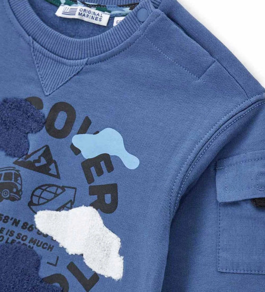 Παιδικό φούτερ από ζεστό βαμβάκι με στρογγυλή λαιμόκοψη, τσέπη από νάιλον στο μανίκι και ριμπ τελειώματα για άνετη εφαρμογή. Διακοσμημένο με τυπώματα στο μπροστινό και πίσω μέρος και κέντημα στο μανίκι, προσφέρει δυναμικό και μοντέρνο στυλ. Ιδανικό για αγόρια που αγαπούν τις casual αλλά τολμηρές εμφανίσεις.