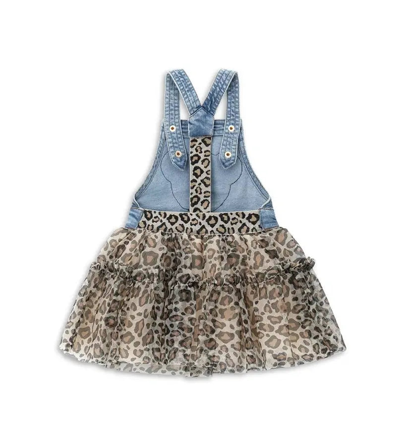 Ένα μοντέρνο και ξεχωριστό κομμάτι που συνδυάζει το casual denim με την αέρινη κομψότητα του τούλι. Οι τιράντες με κουμπιά-σούστα προσφέρουν άνεση και ευκολία στο ντύσιμο, ενώ η επένδυση από βαμβακερή ποπλίνα εξασφαλίζει απαλότητα στο δέρμα. Το κεντημένο patch με παγιέτες στο μπροστινό μέρος δίνει μια λαμπερή πινελιά που ξεχωρίζει.