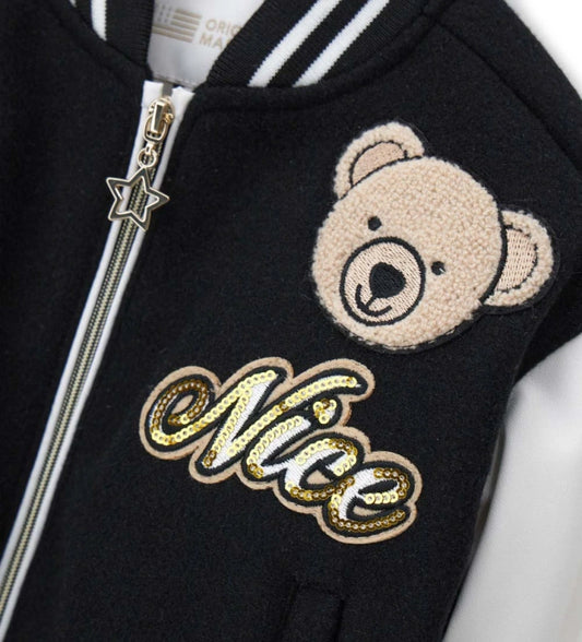 Μπουφάν bomber από μείγμα μαλλιού με μανίκια από ψεύτικο δέρμα. Διαθέτει στρογγυλή λαιμόκοψη, ριμπ τελειώματα με jacquard σχέδιο και εσωτερική επένδυση με τύπωμα. Μπροστινό μεταλλικό φερμουάρ, κεντημένα απλικέ και μπροστινές τσέπες.