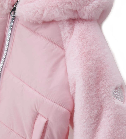 Μπουφάν από νάιλον, καπιτονέ και επενδεδυμένο, με κουκούλα και μανίκια από απαλή οικολογική γούνα. Εσωτερική φόδρα σε μονόχρωμο σχέδιο, μεταλλικό φερμουάρ, μπροστινές τσέπες και καρδιά με στρας για μια λαμπερή και κομψή πινελιά. Ένα ζεστό και στιλάτο μπουφάν που συνδυάζει άνεση και γοητεία, ιδανικό για τις πιο δροσερές μέρες.