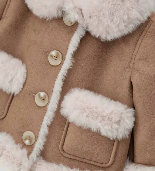 Ζεστό και μαλακό παλτό από ψεύτικη shearling με κουμπιά και λογότυπο που προσθέτουν μια πινελιά στυλ. Οι πρακτικές μπροστινές τσέπες ολοκληρώνουν το τέλειο look για τις κρύες μέρες.