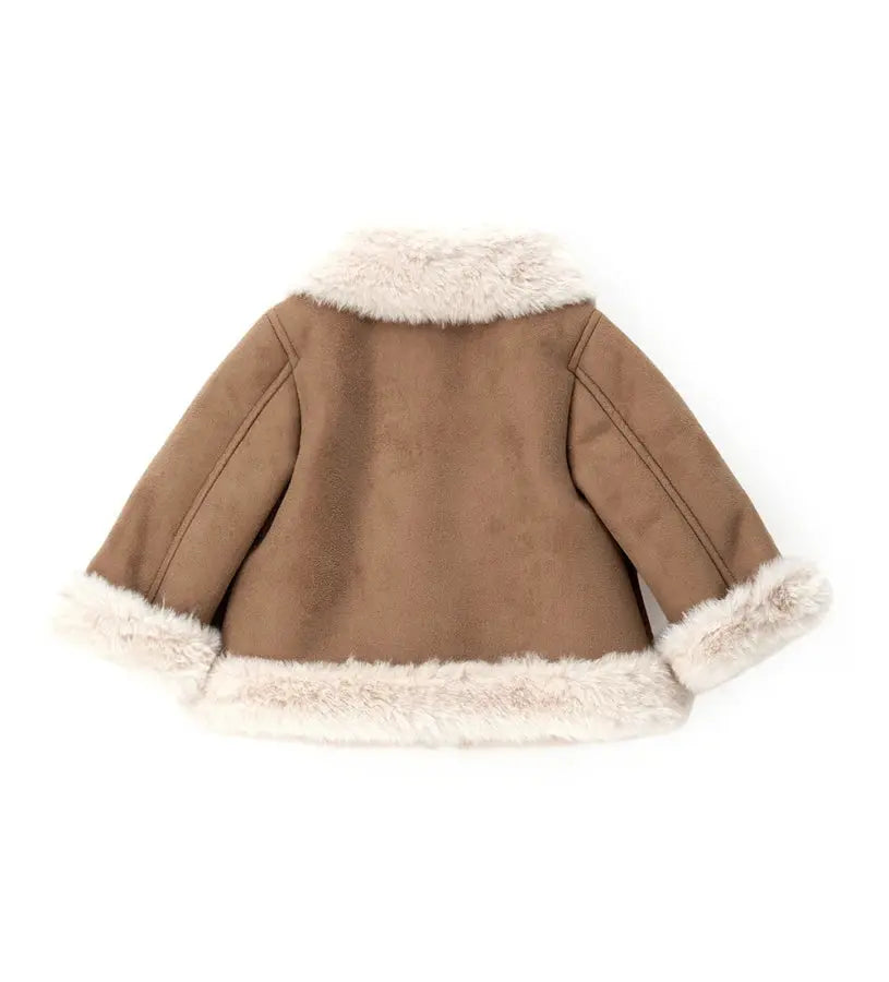 Ζεστό και μαλακό παλτό από ψεύτικη shearling με κουμπιά και λογότυπο που προσθέτουν μια πινελιά στυλ. Οι πρακτικές μπροστινές τσέπες ολοκληρώνουν το τέλειο look για τις κρύες μέρες.