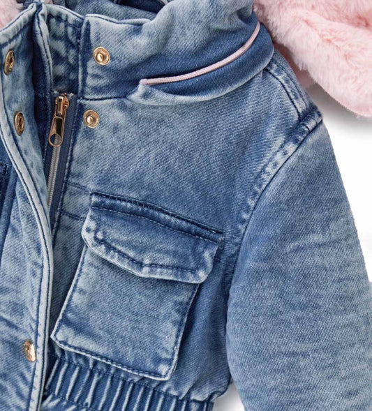 Παιδικό καπιτονέ τζιν παρκά, ζεστό και ανθεκτικό, με αποσπώμενη κουκούλα και μανσέτες από πολύχρωμη οικολογική γούνα. Διαθέτει άνοιγμα με φερμουάρ και κουμπιά-σούστες, καθώς και πρακτικές μπροστινές τσέπες που συνδυάζουν λειτουργικότητα και στυλ. Ιδανικό για εντυπωσιακές και cozy χειμερινές εμφανίσεις.