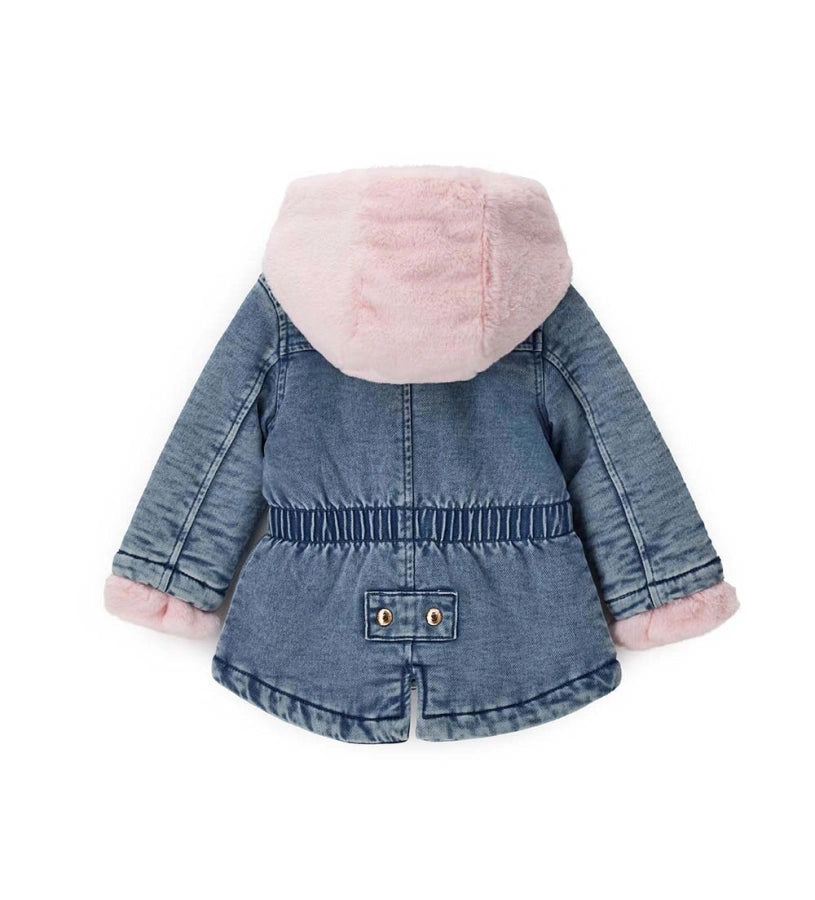 Παιδικό καπιτονέ τζιν παρκά, ζεστό και ανθεκτικό, με αποσπώμενη κουκούλα και μανσέτες από πολύχρωμη οικολογική γούνα. Διαθέτει άνοιγμα με φερμουάρ και κουμπιά-σούστες, καθώς και πρακτικές μπροστινές τσέπες που συνδυάζουν λειτουργικότητα και στυλ. Ιδανικό για εντυπωσιακές και cozy χειμερινές εμφανίσεις.