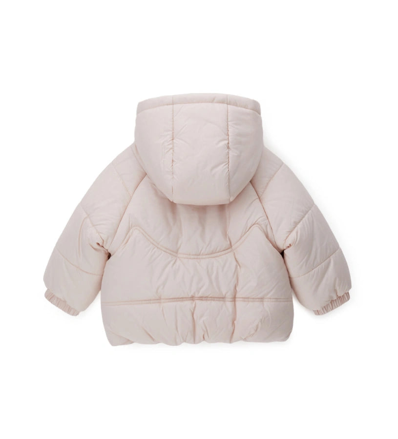 Μπουφάν από επενδυμένο νάιλον με άνετη κουκούλα και μακριά μανίκια με κρυφό ριμπ τελείωμα. Διακοσμητικό τσαντάκι με φερμουάρ, εσωτερική επένδυση από νάιλον, άνοιγμα με κουμπιά-σούστες και φερμουάρ, μπροστινές τσέπες με καπάκι και καπιτονέ σχέδιο με αρκουδάκι στο πίσω μέρος.