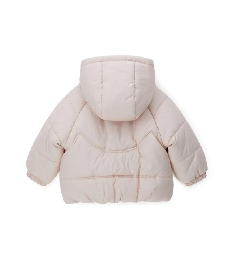 Μπουφάν από επενδυμένο νάιλον με άνετη κουκούλα και μακριά μανίκια με κρυφό ριμπ τελείωμα. Διακοσμητικό τσαντάκι με φερμουάρ, εσωτερική επένδυση από νάιλον, άνοιγμα με κουμπιά-σούστες και φερμουάρ, μπροστινές τσέπες με καπάκι και καπιτονέ σχέδιο με αρκουδάκι στο πίσω μέρος.