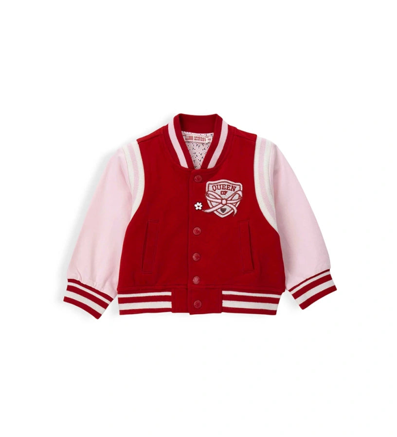 Ζεστό βαμβακερό φλις μπουφάν bomber με μανίκια και ριμπ τελειώματα από βαμμένο νήμα. Πρακτικό και στιλάτο, με τσέπες welt, απλικέ με παγιέτες στο μπροστινό μέρος και έντονο τύπωμα στην πλάτη.