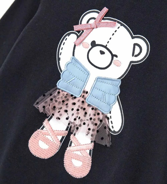 Μπλούζα από ελαστικό βαμβάκι με στρογγυλή λαιμόκοψη και μακριά μανίκια. Διακοσμημένη με τύπωμα, κέντημα και απλικέ στο μπροστινό μέρος, για χαριτωμένη και κομψή εμφάνιση. Για τα μεγέθη έως 2–3 ετών διαθέτει πρακτικό άνοιγμα με κουμπιά για εύκολο ντύσιμο. Ιδανική για καθημερινές κοριτσίστικες εμφανίσεις με στυλ.