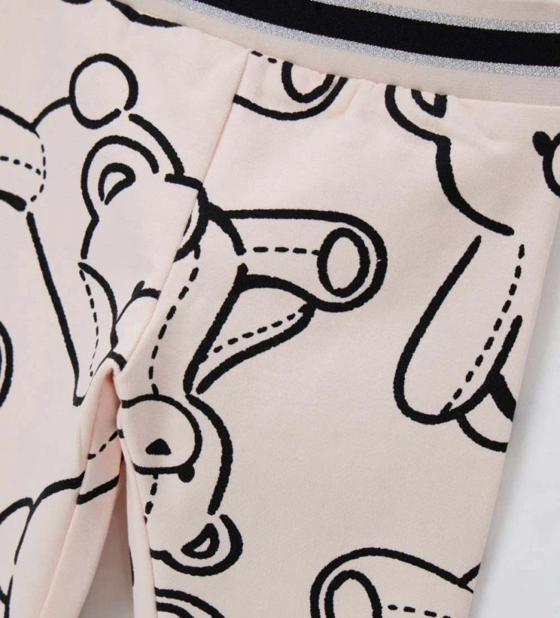 Παιδικό κολάν από ζεστό βαμβακερό fleece, διακοσμημένο με συνολικό τύπωμα και ελαστική μέση από νήμα βαφής για μέγιστη άνεση. Ιδανικό για καθημερινές εμφανίσεις με στυλ και απαλότητα τις κρύες μέρες του χειμώνα.