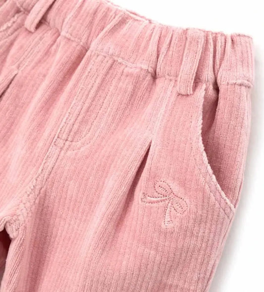 Βελούδινο παντελόνι με ελαστική μέση για μέγιστη άνεση. Το παιχνιδιάρικο κέντημα στο μπροστινό μέρος προσθέτει στυλ, καθιστώντας το ιδανικό για κάθε περίσταση.