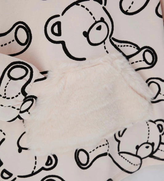 Ζεστό φόρεμα-φούτερ από βαμβάκι με κουκούλα, συνολικό τύπωμα και μπροστινή τσέπη τύπου καγκουρό από ψεύτικη γούνα, για έναν τέλειο συνδυασμό άνεσης και γλυκύτητας.