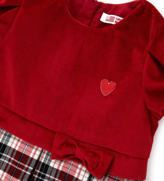 Φόρεμα δύο υφών με βελούδινο επάνω μέρος, κοντά φουσκωτά μανίκια και καρό κάτω μέρος με βαμβακερή φόδρα. Διαθέτει φιόγκο στη μέση, κέντημα στην πλευρά της καρδιάς και κρυφό φερμουάρ στο πίσω μέρος.