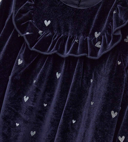 Φόρεμα από βελούδινο chenille με στρογγυλή λαιμόκοψη, διακοσμητική λεπτομέρεια με βολάν στο μπροστινό μέρος, μανίκια με σούρα στο τελείωμα και συνολικό τύπωμα με γκλίτερ.