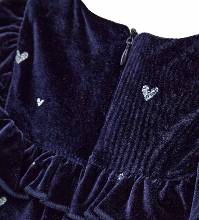 Φόρεμα από βελούδινο chenille με στρογγυλή λαιμόκοψη, διακοσμητική λεπτομέρεια με βολάν στο μπροστινό μέρος, μανίκια με σούρα στο τελείωμα και συνολικό τύπωμα με γκλίτερ.