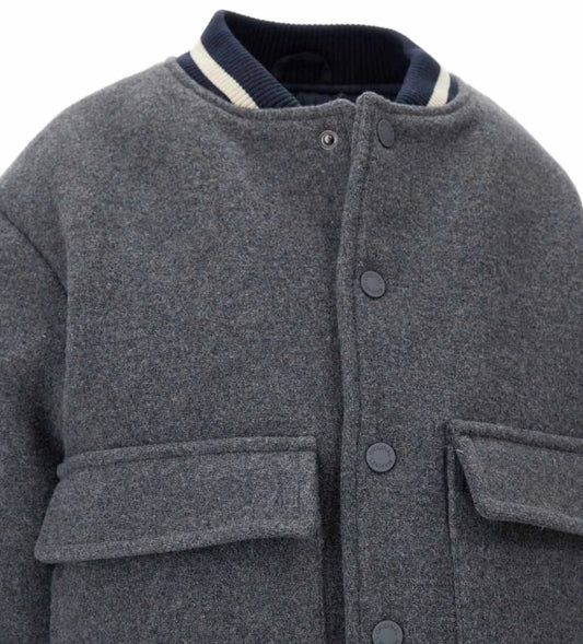 Παιδικό μπουφάν bomber από ύφασμα τύπου μάλλινο με μπροστινές τσέπες και καπιτονέ, επενδυμένη εσωτερική φόδρα για επιπλέον άνεση. Διαθέτει άνοιγμα με κουμπιά-σούστες και ριμπ τελειώματα σε χρώμα βαφής. Ένα ζεστό και μοντέρνο κομμάτι, ιδανικό για στιλάτες χειμερινές εμφανίσεις.