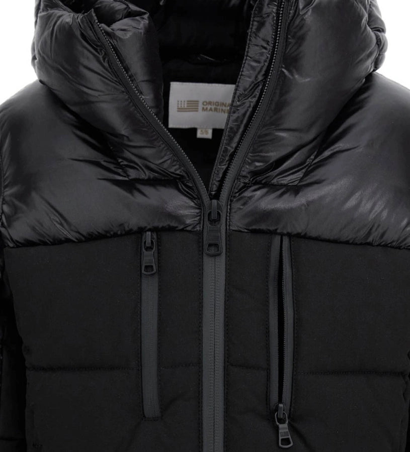 Παιδικό μπουφάν από καπιτονέ ripstop νάιλον με λεπτομέρειες σε αντίθεση χρώματος. Διαθέτει κουκούλα, άνοιγμα με φερμουάρ, πρακτικές τσέπες και μανσέτες που προστατεύουν από τον αέρα, εξασφαλίζοντας ιδανική θερμική άνεση. Ιδανικό για τις κρύες μέρες με μοντέρνο και λειτουργικό στυλ.