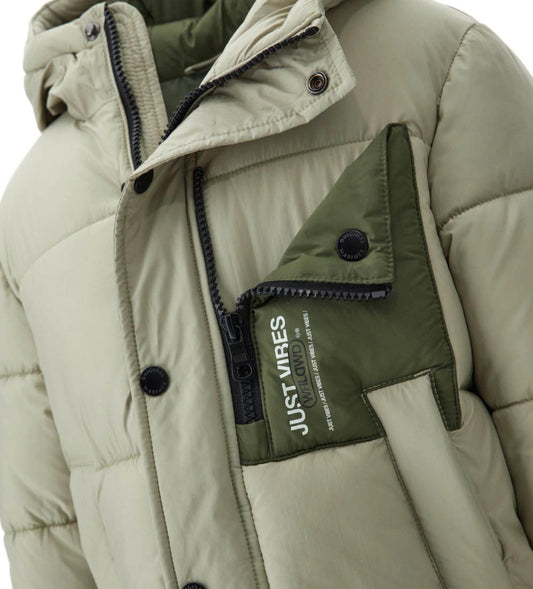 Παιδικό μπουφάν puffer από καπιτονέ και επενδυμένο νάιλον, με κουκούλα και λεπτομέρειες σε αντίθεση. Διαθέτει μπροστινή τσέπη με τύπωμα, άνοιγμα με φερμουάρ και κουμπιά-σούστες, καθώς και ριμπ μανσέτες για καλύτερη εφαρμογή. Ζεστό και πρακτικό, ιδανικό για τις κρύες μέρες με μοντέρνο στυλ.