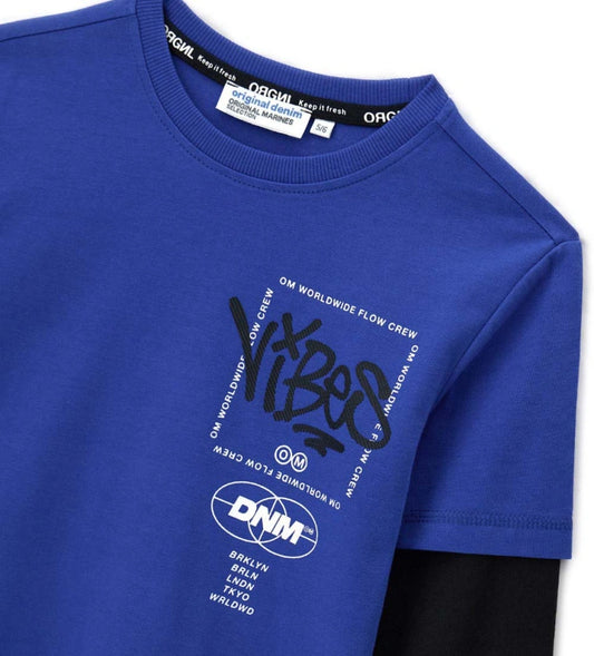 Παιδική μπλούζα από βαμβάκι με εφέ διπλού μανικιού και ριμπ τελειώματα για άνετη εφαρμογή. Το τύπωμα στο μπροστινό και πίσω μέρος προσθέτει μια μοντέρνα και παιχνιδιάρικη πινελιά σε κάθε εμφάνιση. Ιδανική για αγόρια που προτιμούν casual αλλά στιλάτο look.