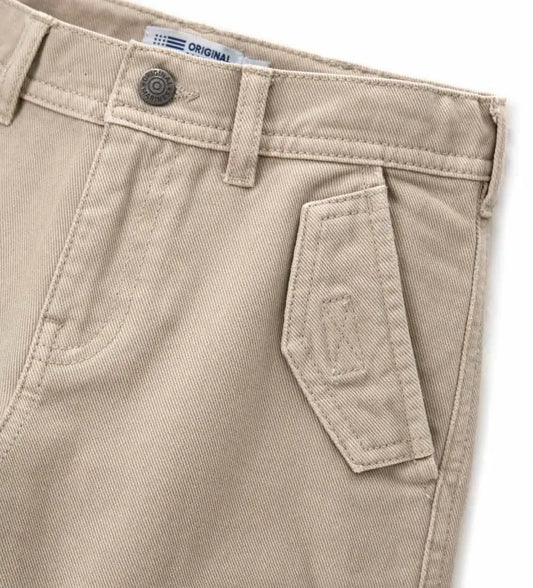 Παντελόνι από βαμβακερή γκαμπαρντίνα με ειδική βαφή για μοναδικό χρωματικό αποτέλεσμα. Διαθέτει ρυθμιζόμενη μέση, φερμουάρ και κουμπί, πλαϊνές τσέπες, πίσω τσέπες με καπάκι και κεντημένη ετικέτα. Ένα πρακτικό και ανθεκτικό ρούχο, ιδανικό για καθημερινές και πιο προσεγμένες εμφανίσεις.