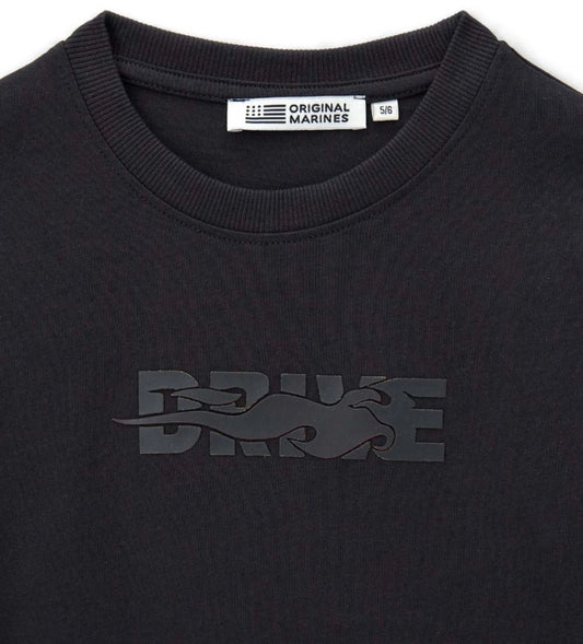 Μπλούζα με μακριά μανίκια από απαλό βαμβακερό jersey, με στάμπα στο μπροστινό μέρος, διακριτική πλαϊνή ετικέτα και λεπτομέρειες σε ριμπ στο γιακά και στις μανσέτες. Ιδανική για καθημερινές εμφανίσεις, συνδυάζει άνεση και στυλ.