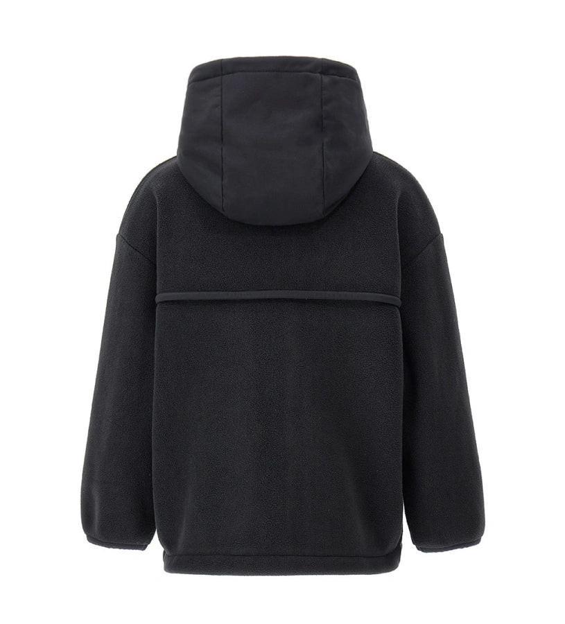 Ζεστό και μοντέρνο παιδικό μπουφάν από fleece με νάιλον λεπτομέρειες. Διαθέτει κουκούλα, άνοιγμα με φερμουάρ και κουμπιά-σούστες, τυπωμένες τσέπες και ελαστικές μανσέτες για άνετη εφαρμογή. Ιδανικό για casual χειμερινές εμφανίσεις με στυλ και πρακτικότητα.