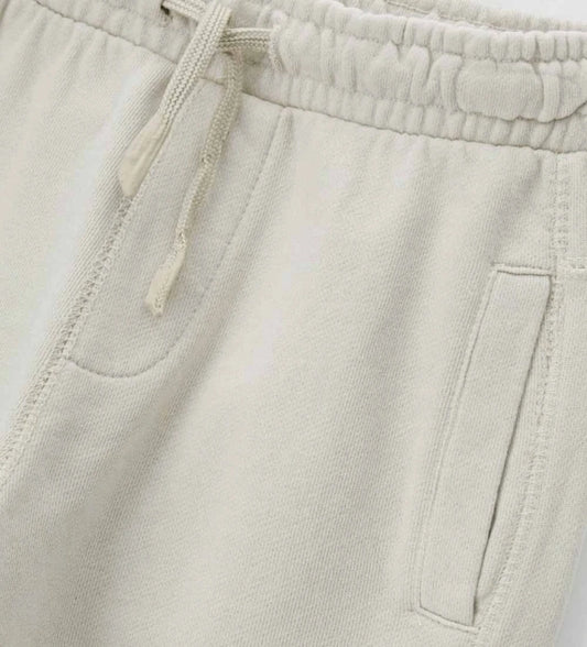Άνετο και μοντέρνο παντελόνι φόρμας από βαμβάκι. Διαθέτει ελαστική μέση με ρυθμιζόμενο κορδόνι για τέλεια εφαρμογή, πλαϊνές τσέπες, τύπωμα στο πίσω μέρος και ελαστικό τελείωμα στο κάτω μέρος. Ιδανικό για καθημερινές παιδικές εμφανίσεις με στυλ και άνεση.