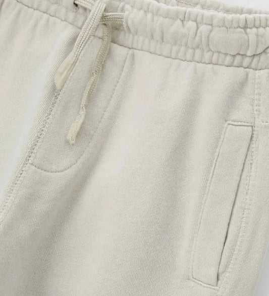 Άνετο και μοντέρνο παντελόνι φόρμας από βαμβάκι. Διαθέτει ελαστική μέση με ρυθμιζόμενο κορδόνι για τέλεια εφαρμογή, πλαϊνές τσέπες, τύπωμα στο πίσω μέρος και ελαστικό τελείωμα στο κάτω μέρος. Ιδανικό για καθημερινές παιδικές εμφανίσεις με στυλ και άνεση.