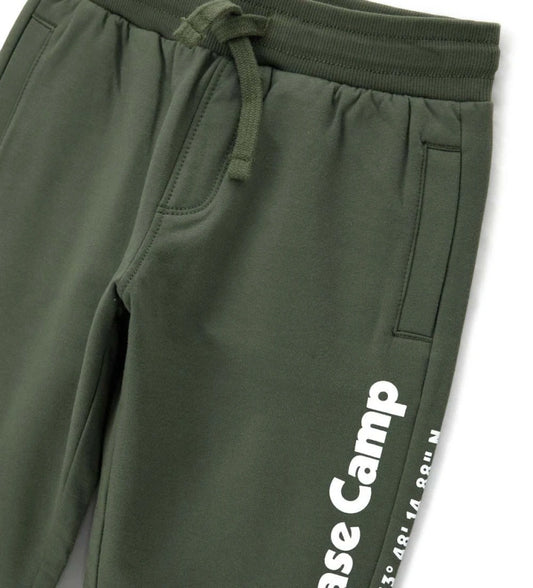 Παντελόνι από ζεστό βαμβακερό fleece, άνετο και μοντέρνο. Διαθέτει ρυθμιζόμενη μέση με κορδόνι, πλαϊνές τσέπες, διακοσμητικό τύπωμα και ριμπ τελειώματα για μια προσεγμένη εμφάνιση.