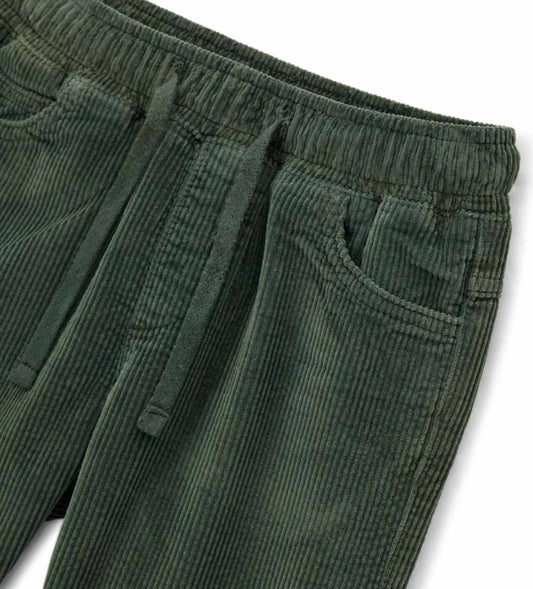 Παντελόνι από βελουτέ ύφασμα (κορδέλα), κομψό και πρακτικό. Σχέδιο με 5 τσέπες, ελαστική μέση και ρυθμιζόμενο κορδόνι για τέλεια εφαρμογή — ιδανικό για casual και μοντέρνες εμφανίσεις.